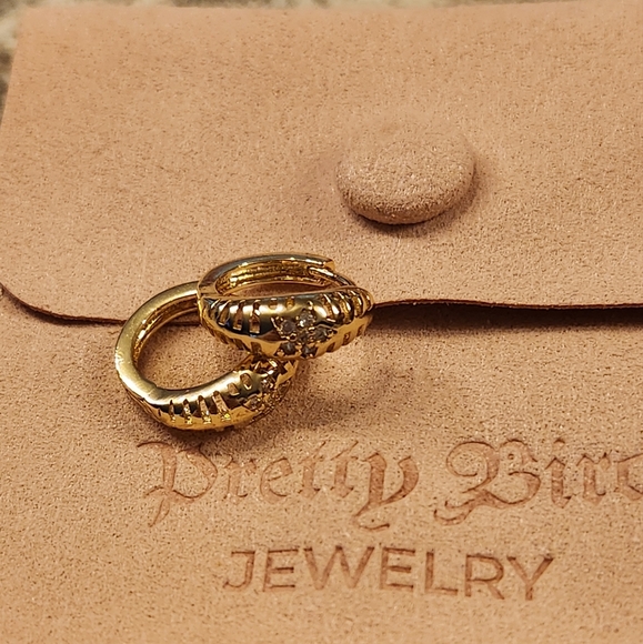 18k gold plated huggie with parve crystals - Picture 1 of 3